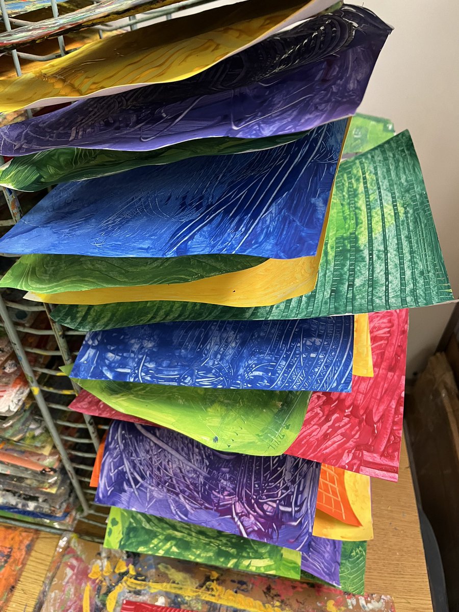 mtnartteacher's tweet photo. Happy day in the art room! Throwing pottery on the wheel, drawing water droplets in 7th/8th, and painted paper in 1st and 2nd! #artteacher #teachart #pottery #paintedpaper #wearewatauga @ValleCrucisSch @WataugaSchools https://t.co/NeBVihoFa7