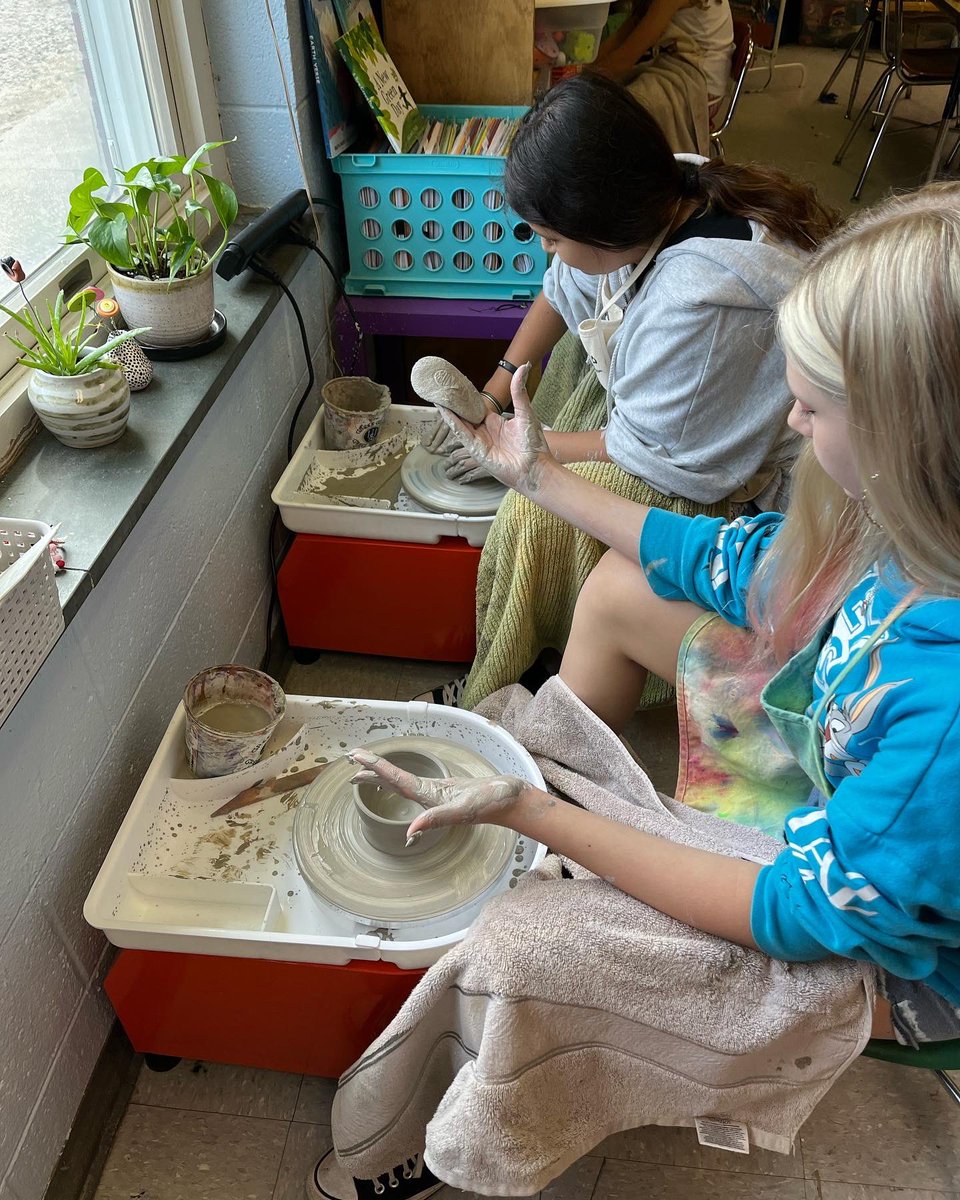 mtnartteacher's tweet photo. Happy day in the art room! Throwing pottery on the wheel, drawing water droplets in 7th/8th, and painted paper in 1st and 2nd! #artteacher #teachart #pottery #paintedpaper #wearewatauga @ValleCrucisSch @WataugaSchools https://t.co/NeBVihoFa7