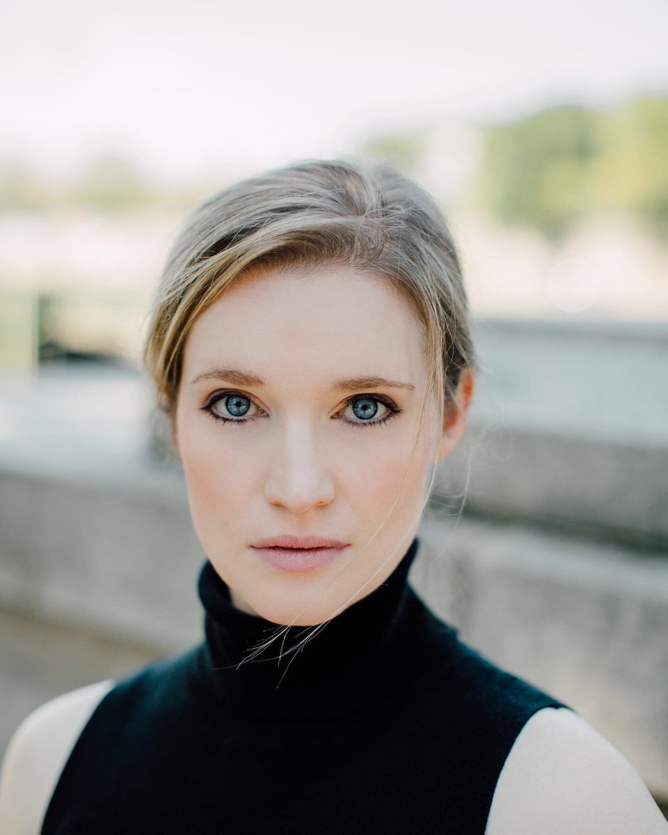 EllenQuay's tweet photo. To anyone in need of headshots, I HIGHLY recommend @thekarinichols 📷 Kari helped me feel confident and relaxed in front of the camera. She listened to my vision and expertly gave it life! A truly fun and exciting experience! #headshots #photographer #narratorslife #audiobooks https://t.co/3gxp6wFaWN