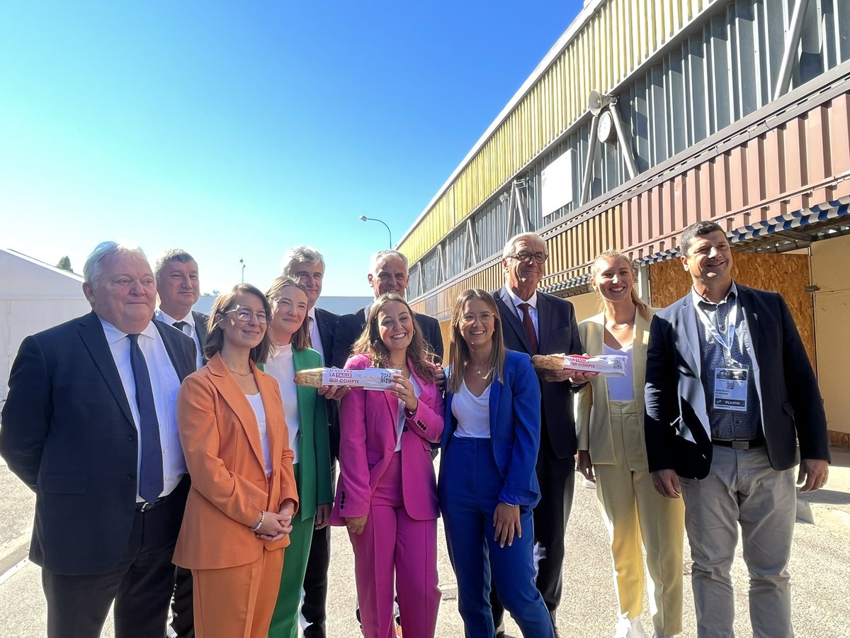 ADepartementsF's tweet image. Les Présidents de départements aux côtés de leurs #pompiers. Merci à @AllioneFNSPF et aux Georgettes pour cette pub qui décoiffe ! « Ce n’est pas la taille qui compte ! » #havas #recrutement #TousPompiers @cnspf2022