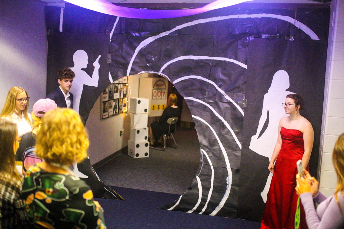 perrytwpschools's tweet photo. ✨ It's Homecoming at PMHS! ✨

Because of Perry Meridian's 50th Anniversary, each class decorated their halls with a golden theme!

Winners for the hallway decorating contest will be announced at the Homecoming pep session on Friday. Go Falcons! https://t.co/u6daplfbAa