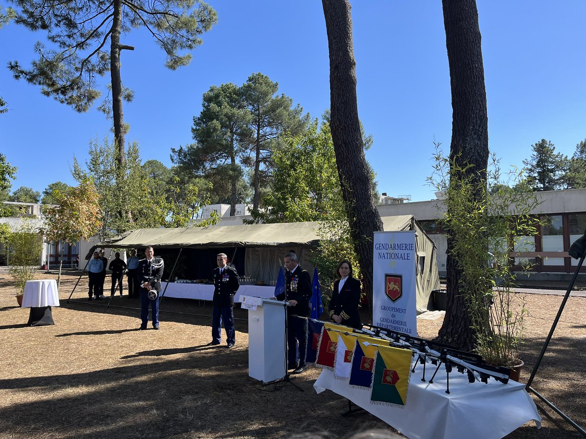 📸Cérémonie de prise de commandement ce jour du colonel de gendarmerie Stéphane Procédès
🥇Remise de médaille de la sécurité intérieure à la Commandante de compagnie de Dax Benedicte Ponties .. bravo pour cet engagement et cette proximité avec les élus.

#Gendarmeriedeslandes