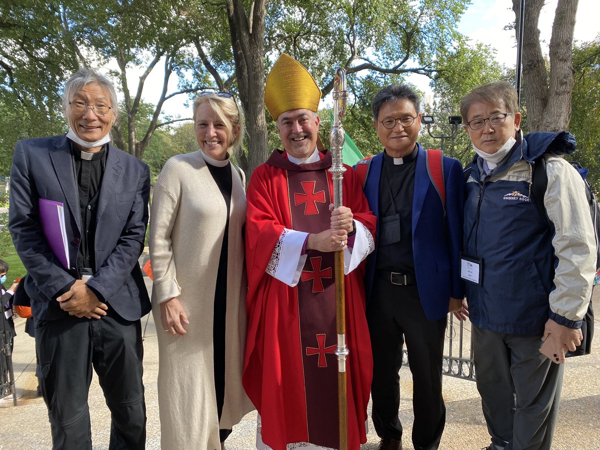 RevKateCress's tweet photo. Beautiful worship today with @PB_Curry (didn’t get a ‘real’ photo tho!) at @StMarksMpls as part of the #powerful Episcopal Asian Convocation. My @StJamesLA friends Fr Aidan Koh, Fr John Kim @kaemcJoyGiver &amp; I had the chance to meet @MinnesotaBishop Craig Loya!
#BelovedCommunity https://t.co/oS4QDxRZhR