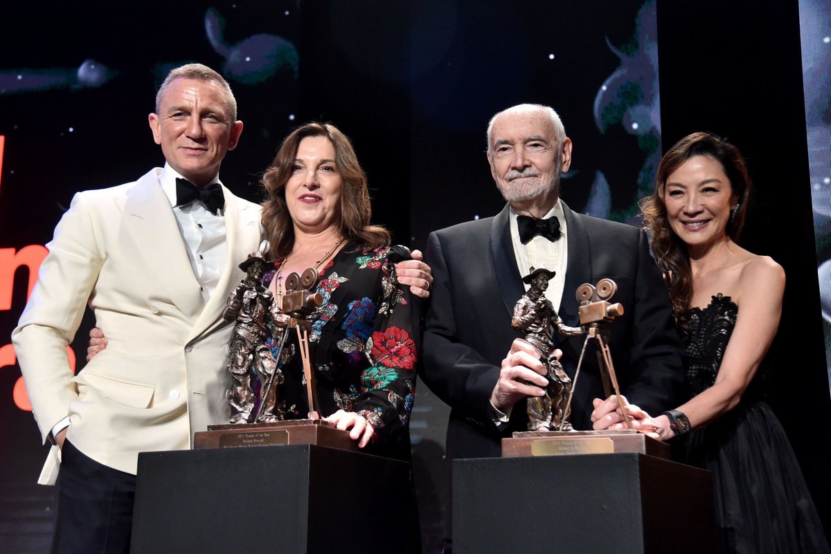 #DanielCraig, #ChristophWaltz and #MichelleYeoh at the 2022 Will Rogers Pioneer of the Year Dinner honouring #JamesBond producers #BarbaraBroccoli and #MichaelGWilson.