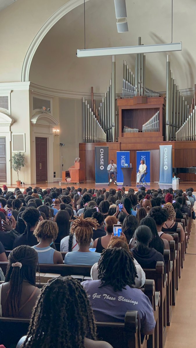 SpelmanCollege's tweet photo. .@KevinHart4real visited campus today and met with Spelman students, faculty, and staff to share lessons and insight from his personal financial journey. His Hart of It All initiative, in partnership with JPMorgan Chase, aims to bring financial literacy to the masses. https://t.co/nYytjuJ1kL