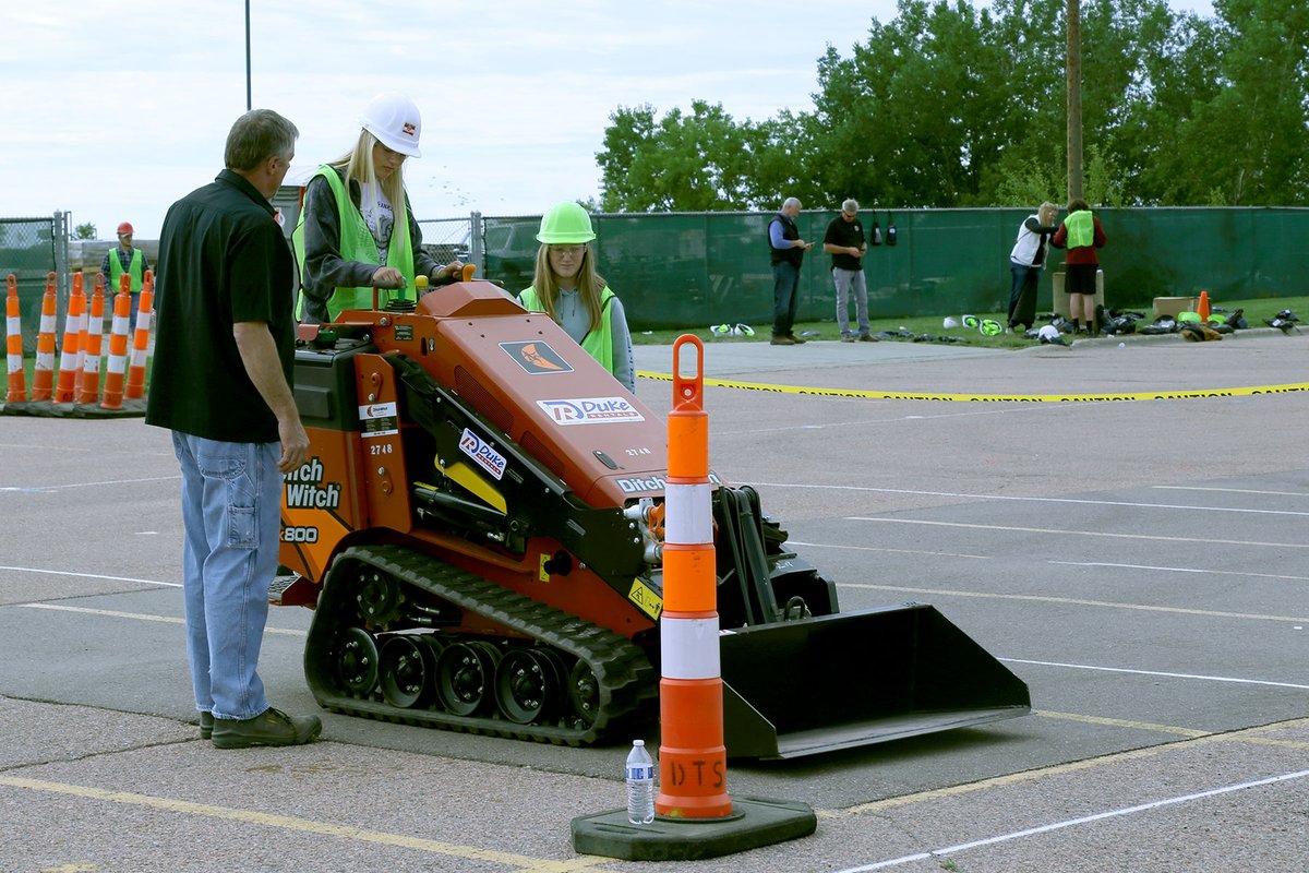 SoutheastTechSD's tweet photo. Southeast Tech hosted around 200 high school students on campus today as part of Construction Career Camp, organized by the AGC of SD. Students learned about jobs in construction, engineering the trades, and more! #southeasttech #careerexploration https://t.co/Rr6j8GZCYw