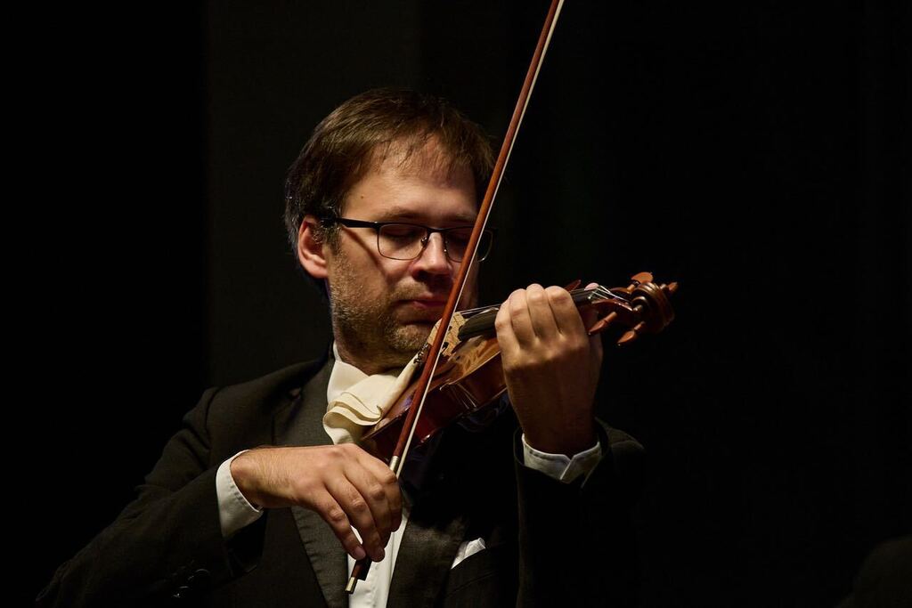 RoderikSK's tweet photo. OTVÁRACÍ KONCERT 49. SEZÓNY v Dome odborov (veľká scéna) v Žiline
Štátny komorný orchester Žilina
Leoš Svárovský, dirigent, ČR
Michal Sedláček, husle, ČR
Spevácky zbor Lúčnica
Elena Matušová, zbormajsterka
.
Juraj Filas
Highest Cathedral
.
Wolfgang Amadeus Mozart
Husľový kon… https://t.co/XONk3QN5m8