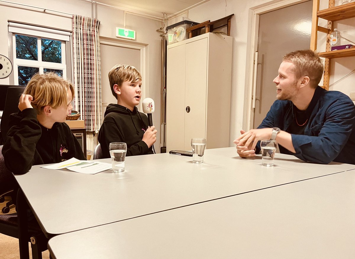 Luuk (2Eb) en Floris (2Ga) interviewen schrijver <a href="/huffphilip/">Philip Huff - Schrijf je in voor mijn nieuwsbrief</a> in de Garnizoenskerk in Ravenstein. Mooi, inhoudelijk gesprek! <a href="/hethooghuis/">Het Hooghuis</a> <a href="/tbl_oss/">TBL</a>