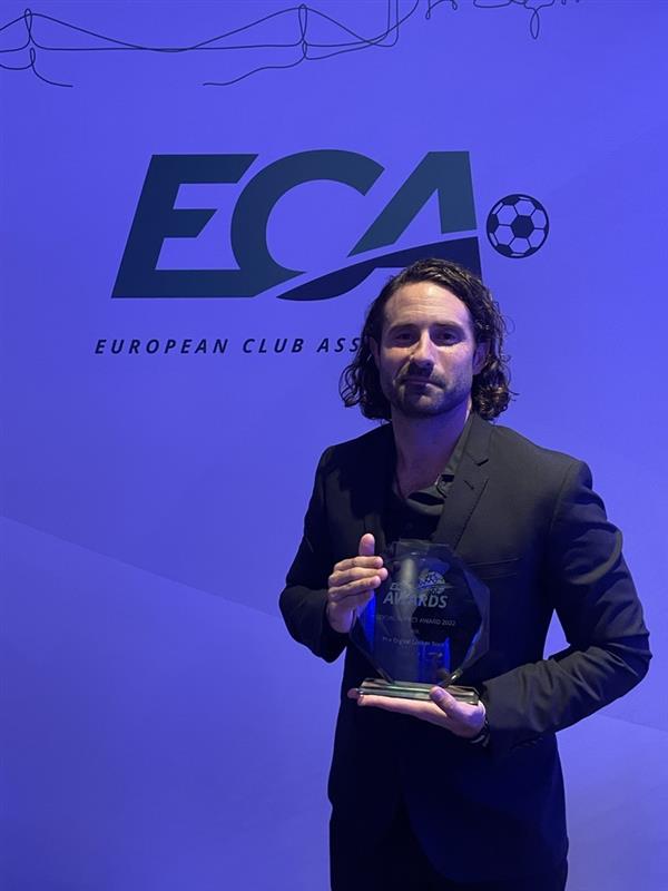 🏆 AIK Fotbolls samhällsinitiativ Det Digitala Omklädningsrummet tilldelas priset ECA Social Impact Award! @ECAEurope

Priset delas ut till den klubb vars initiativ har gjort något utöver det vanliga för samhället. Max Bergander tog emot priset under kvällens gala i Istanbul.