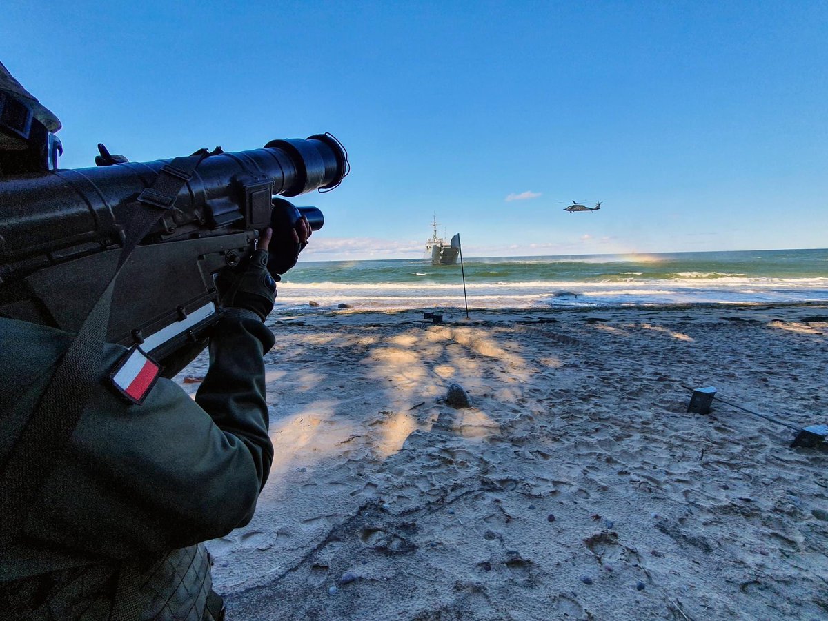 WCR_Swinoujscie's tweet photo. Na plaży pod Dziwnowem sprawdzenie możliwości załadunku bezpośrednio z plaży na okret #2dOTrM #8FOW #Świnoujście przy wparciu inżynieryjnym #8bsap i osłonie przeciwlotniczej #8dplot.
📸 8FOW https://t.co/dShjU4qrFB