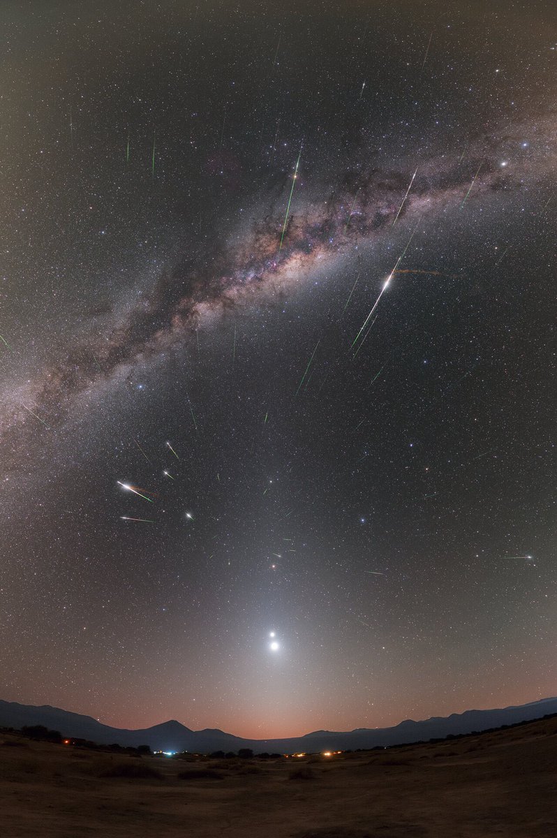 SpaceScience_'s tweet photo. La Voie lactée, la pluie d’étoiles filantes Eta aquariids et Venus, Jupiter, Mars et Saturne alignées de bas en haut au dessus du désert d’Atacama 🤩

(ESO/P. Horalek📸) https://t.co/Do2BwdQfRs