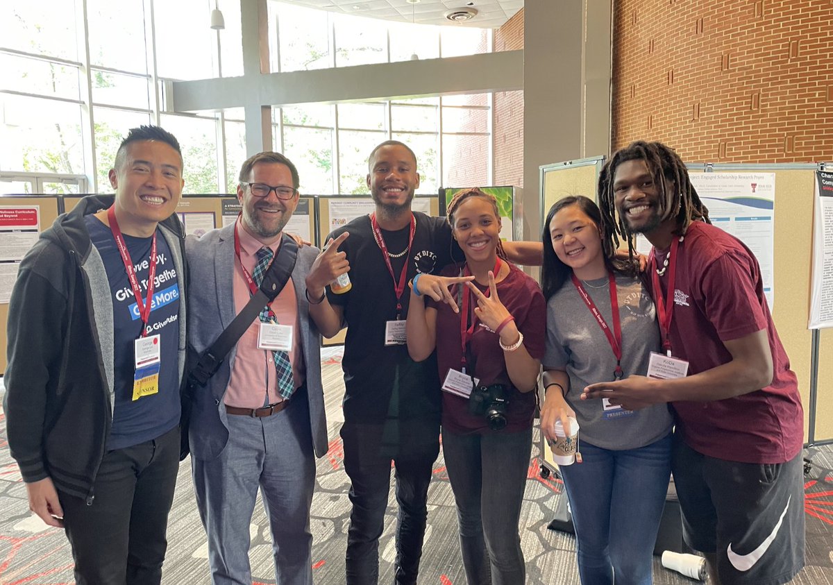 givepulse's tweet photo. Met fellow @virginia_tech #Hokies @engageschlrship and a special shoutout to #VTDITC for their great work in #HipHopEd #HipHopLibrarianship #ChampionSound! #ESCImpact #PublicScholarship
@VT_Engage @VTCECE https://t.co/4SmApCZDVZ