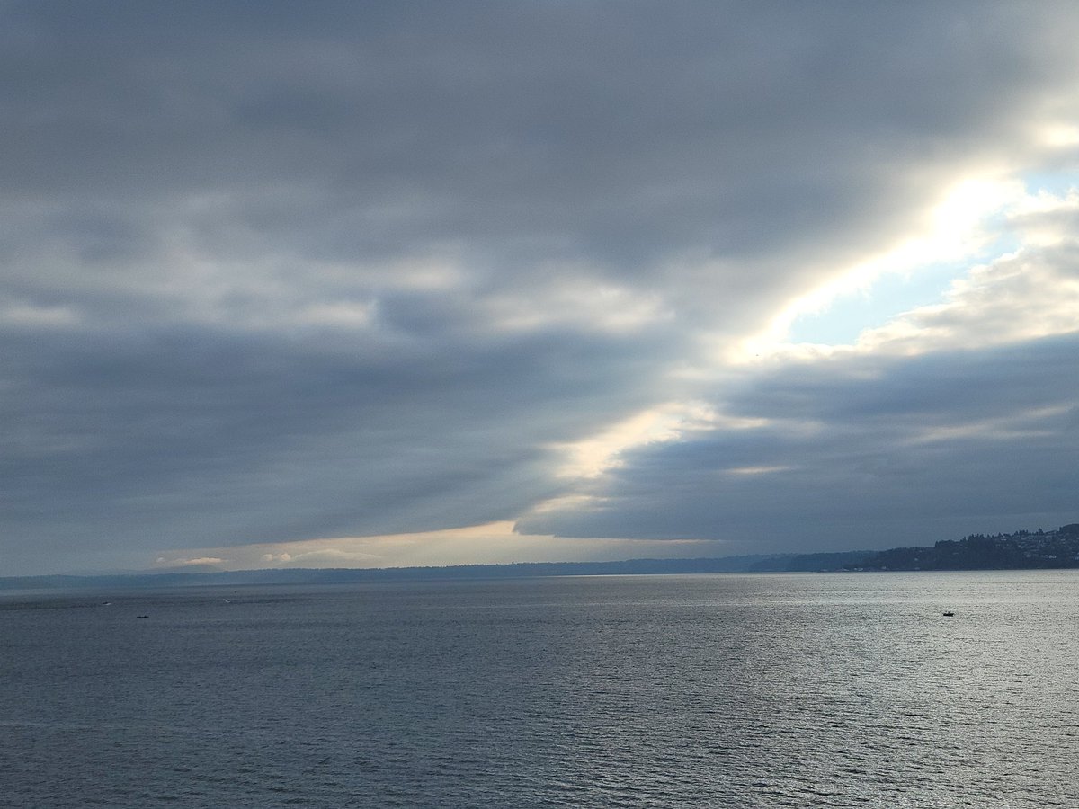 DavidlBennettII's tweet photo. This mornings view over Commencement Bay. #Rustonway #Tacoma #clouds
@KING5Seattle @timdurkan @4lisaguerrero @tomleykis @ParisJacksonTV @WxVillegas @DaGr8Brendinni @LittleItalyPics @sigmas @taqweet https://t.co/nE3JFz8HVr