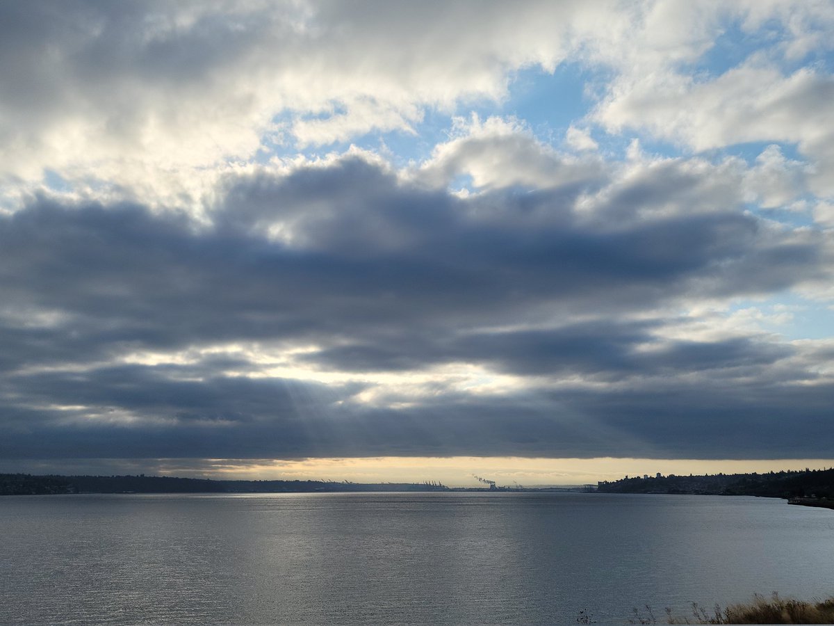 DavidlBennettII's tweet photo. This mornings view over Commencement Bay. #Rustonway #Tacoma #clouds
@KING5Seattle @timdurkan @4lisaguerrero @tomleykis @ParisJacksonTV @WxVillegas @DaGr8Brendinni @LittleItalyPics @sigmas @taqweet https://t.co/nE3JFz8HVr