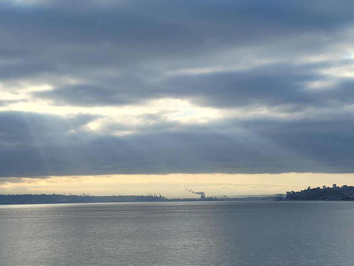 DavidlBennettII's tweet photo. This mornings view over Commencement Bay. #Rustonway #Tacoma #clouds
@KING5Seattle @timdurkan @4lisaguerrero @tomleykis @ParisJacksonTV @WxVillegas @DaGr8Brendinni @LittleItalyPics @sigmas @taqweet https://t.co/nE3JFz8HVr