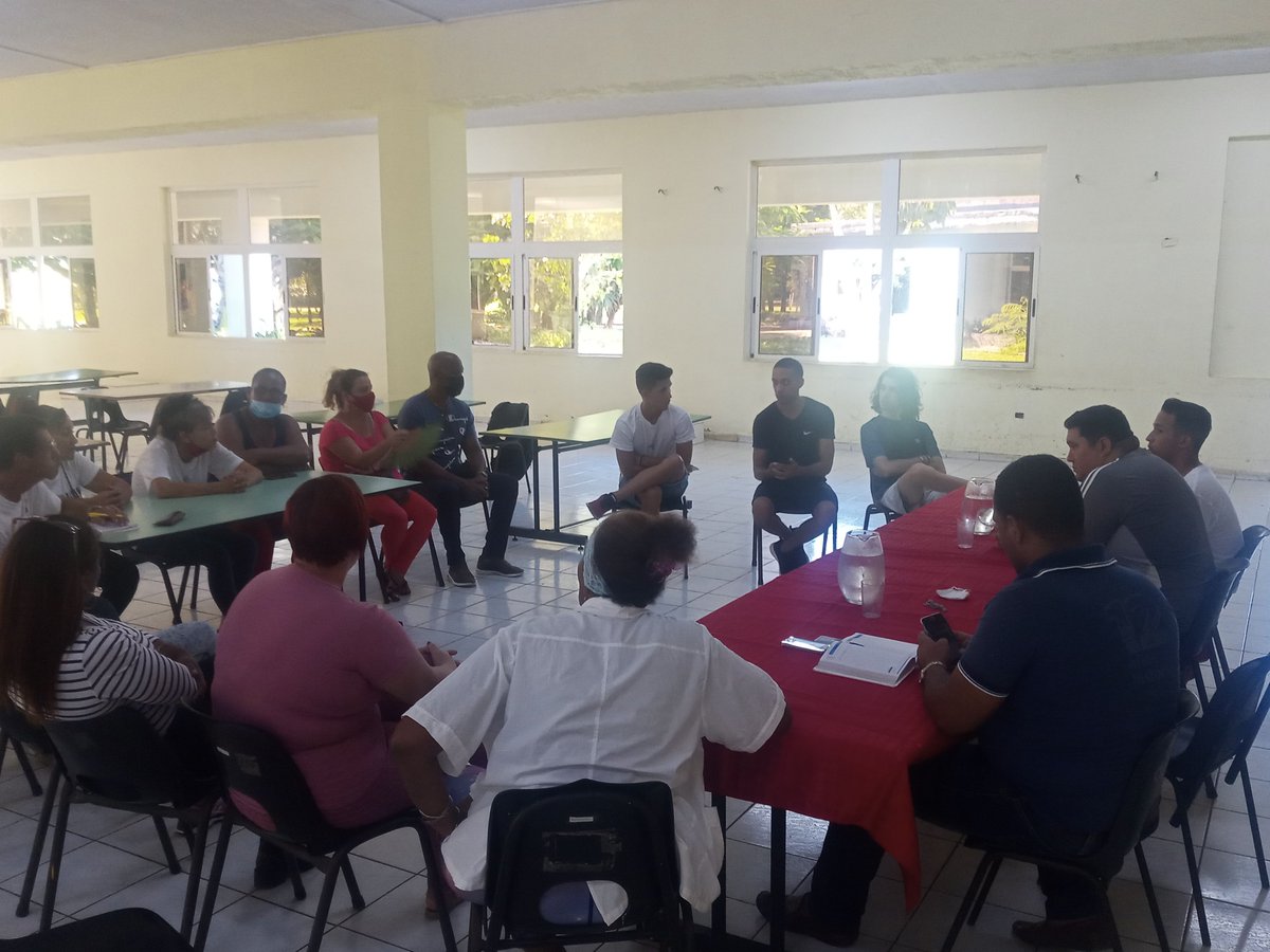 Se realiza encuentro de trabajo entre la FEU de las facultades 3-4 y el consejo de dirección del Complejo Comedor 1. Se fortalece el vínculo entre la FEU y la Administración. #SomosCuba #SomosContinuidad <a href="/raydelmp/">Raydel Montesino Perurena</a> <a href="/dcolome2010/">Dunia María</a> <a href="/hanleyro/">Bienvenido Hanley</a> <a href="/nataliauci16/">Natalia 🇨🇺</a>