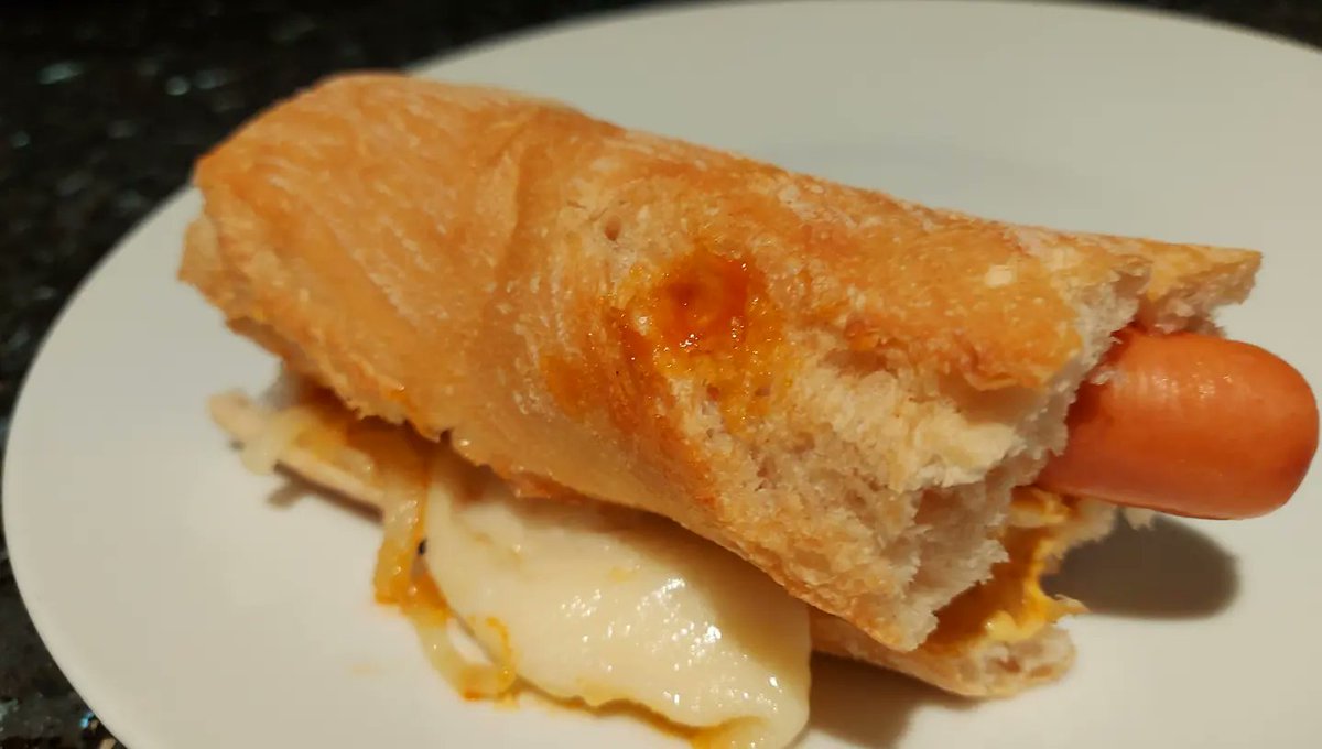 comocomodiadia's tweet photo. #hotdog/ #perritocaliente... #wurst/ #salchicha, #mostaza, #salsadetomate, #cebollaglaseada y #quesofundido... #guisoyo #comocomodiadia . https://t.co/T9yPZHyswy