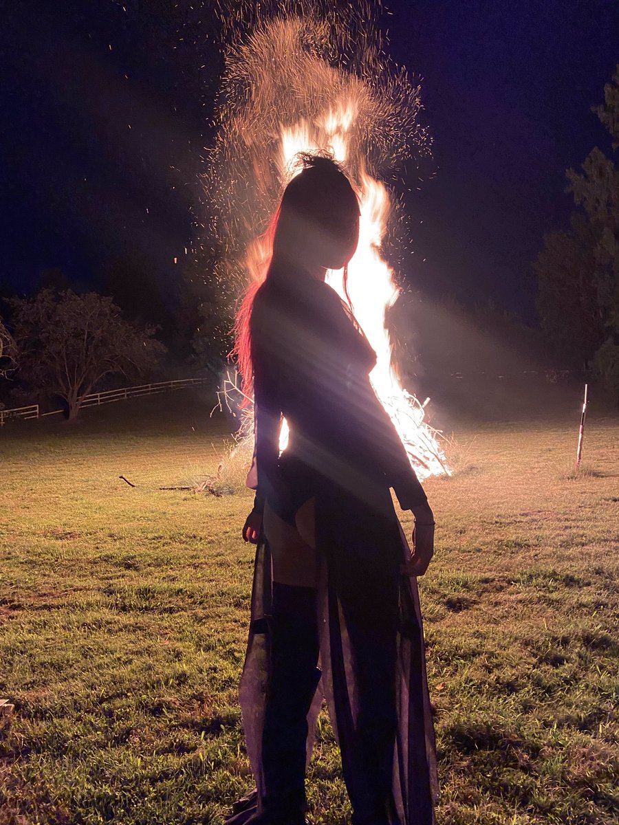 minx_mx's tweet photo. A see a demon in the flames https://t.co/Bd7oZuZFKD