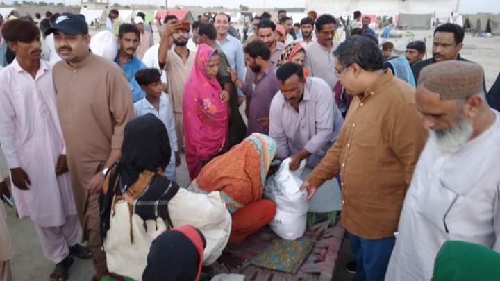 MFahadLashari's tweet photo. پی پی پی شعبہ خواتین کی مرکزی صدر و ایم پی اے فریال تالپور کی ہدایات پر رتوڈیرو ٹینٹ سٹی میں بسے برسات متاثرین کے لئے راشن اور ٹینٹس بھیجے گئے
@BBhuttoZardari
#SindhFloods2022 https://t.co/4JhnDEu4vN