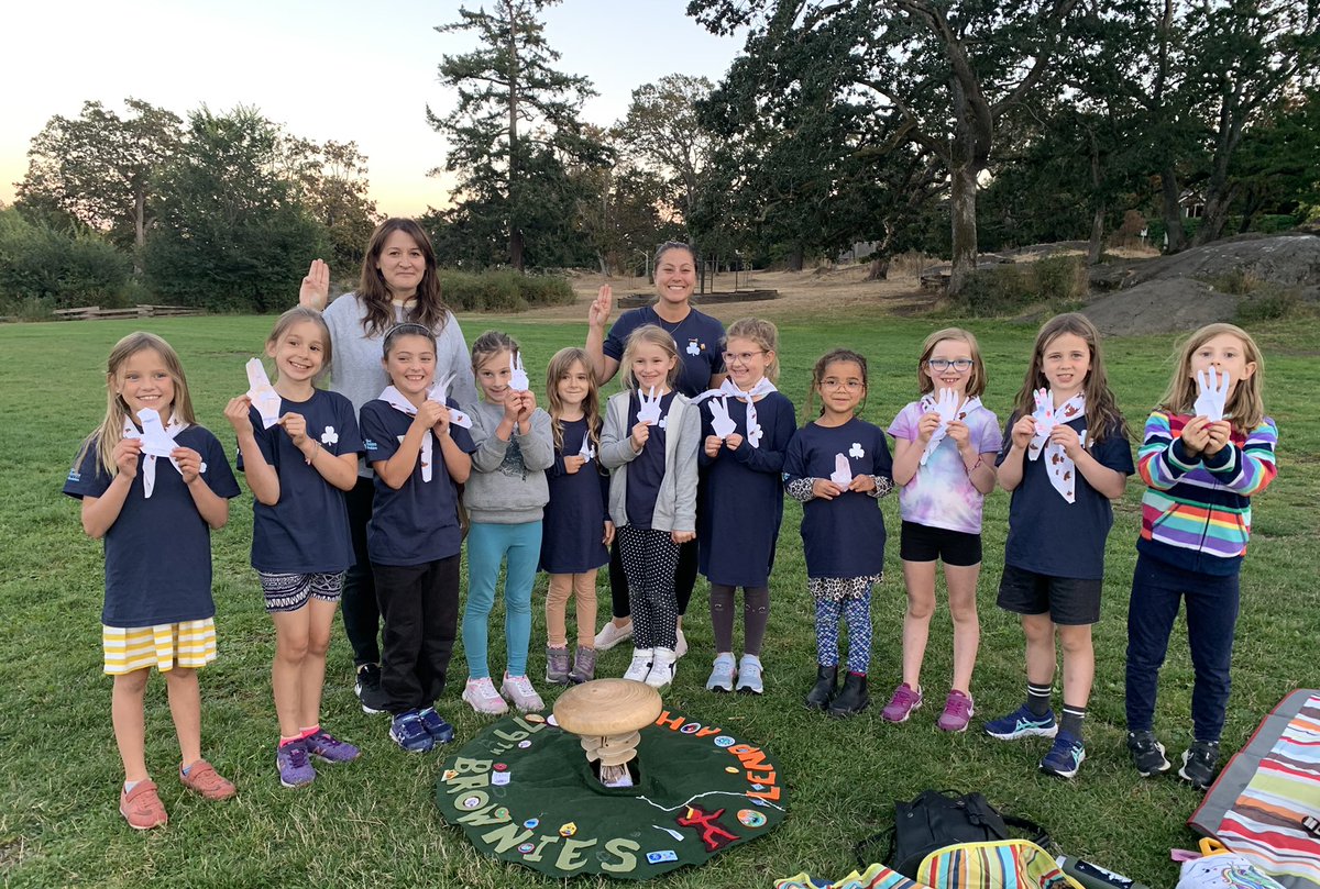 Count_Scapula's tweet photo. Next Gen of the 79th Victoria Brownies. Holding up our Brownie Promise craft &amp; Thinking thru what it means to be a leader, to be true to yourself &amp; how to help at home/in your community https://t.co/08X2W8Fysf