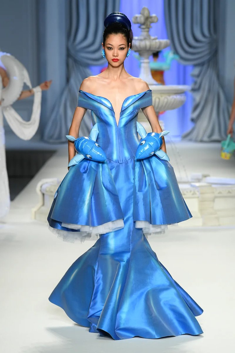 voguemagazine's tweet photo. Discover @Moschino's spring 2023 collection: https://t.co/lp7794QOMH https://t.co/Ff6mKsqndb