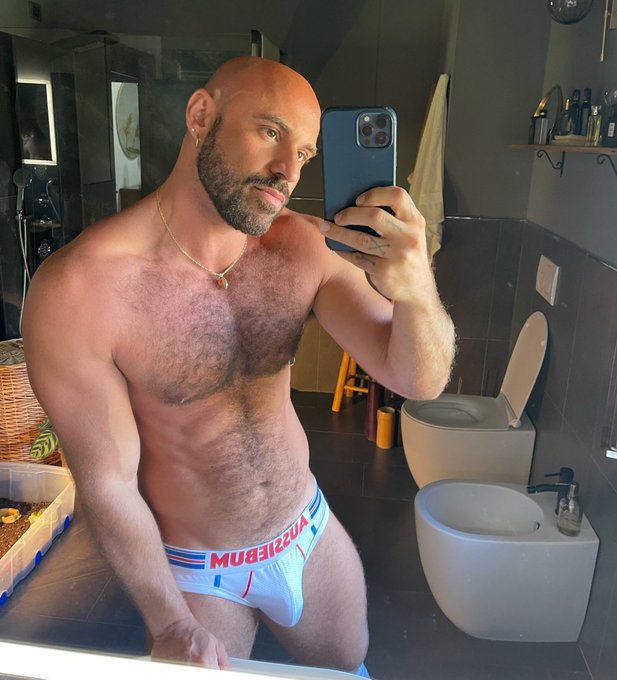 Watch Momo's leaked NSFW photo on TwXstars