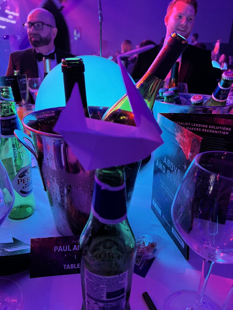 #tweettoeat #Bsla2022 <a href="/BluestoneMortg/">Bluestone Mortgages</a>  … we’ve made a bird on table 12 … or rather our talented guest has 🦢🦢