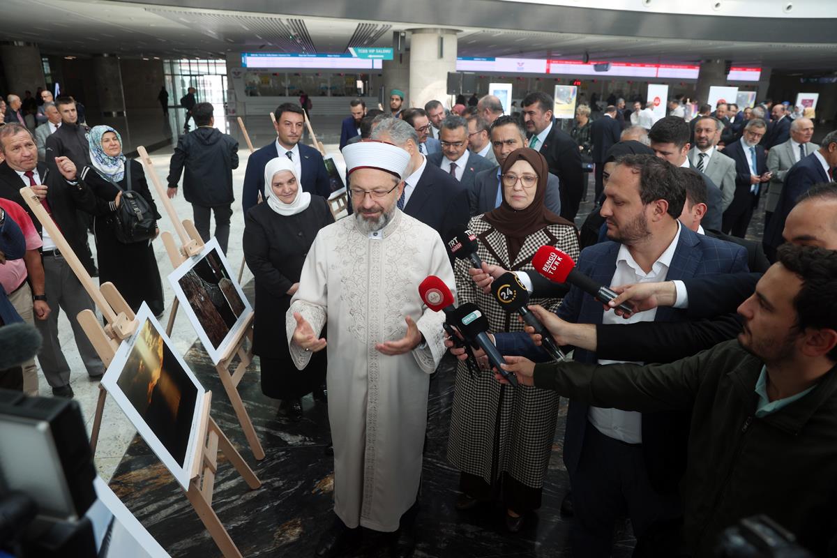 DIBAliErbas's tweet photo. Kur’an Kursu öğrencilerimizin çektiği fotoğraflarla düzenlenen ‘Kadrajımda Ayet Var’ sergisinin açılışını gerçekleştirdik.

Fotoğrafçının, Cenab-ı Hakk'ın yarattığı kainattaki bir olayı kadrajına alması ve bunu ayetle bağlantı kurarak anlamaya çalışması çok güzel bir vasıftır. https://t.co/D4CumHGDDJ