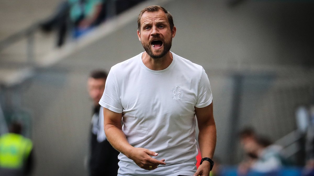 Sportbuzzer's tweet photo. "Peinlich", "mit Bundesliga-Niveau nichts zu tun": Mainz-Trainer Svensson wütet nach Test-Pleite
#M05KSC #M05
➡️https://t.co/bYbAJrMKJd https://t.co/DJNGhy0v5b