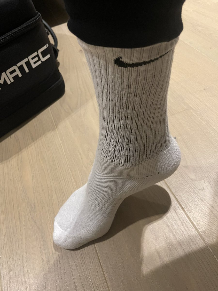 OvieSoko's tweet photo. GENUINE question, ladies, what does this part of the pose do when you’re taking pictures? some variation of this foot posture is in all poses I see women doing. https://t.co/jR9t7zN5Ev