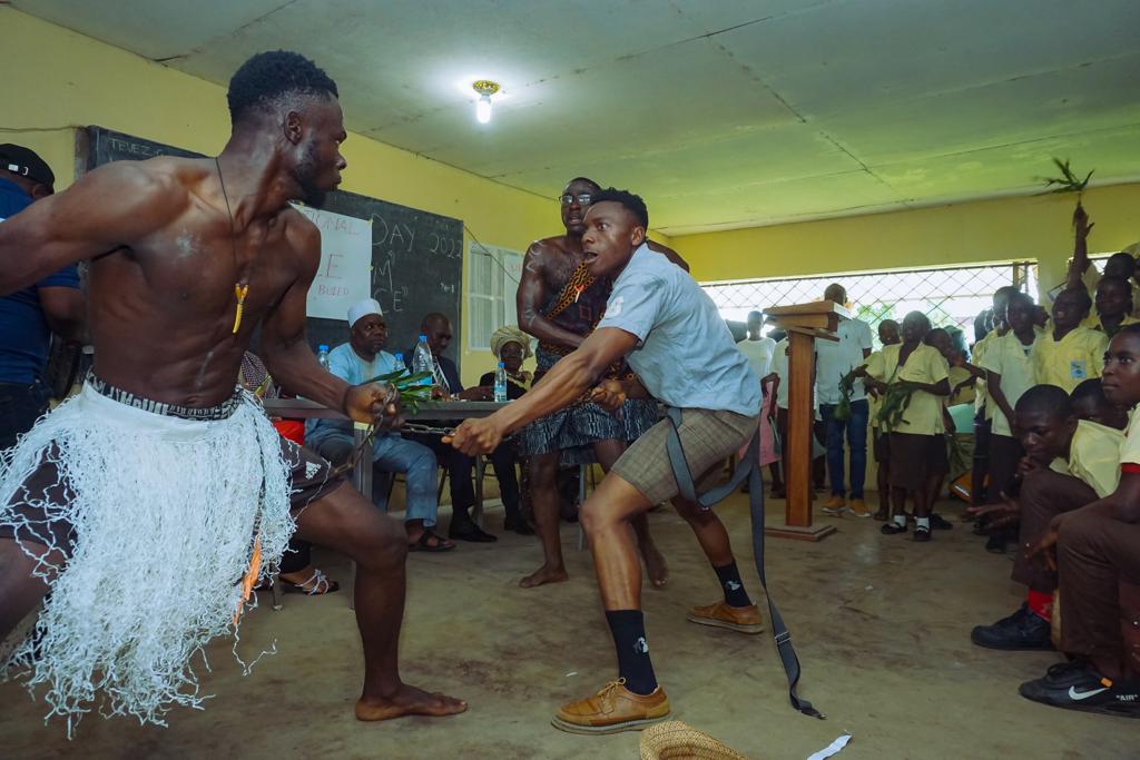 StageLife237's tweet photo. We celebrated the #InternationalDayOfPeace 2022 with students of the Tiko Islamic School.
Through our artistic and cultural demonstration, we were able to pass across a message of love, equality and how young people can be part of the change process.

#arts #artivism #advocacy https://t.co/nv3TR6Ylxd