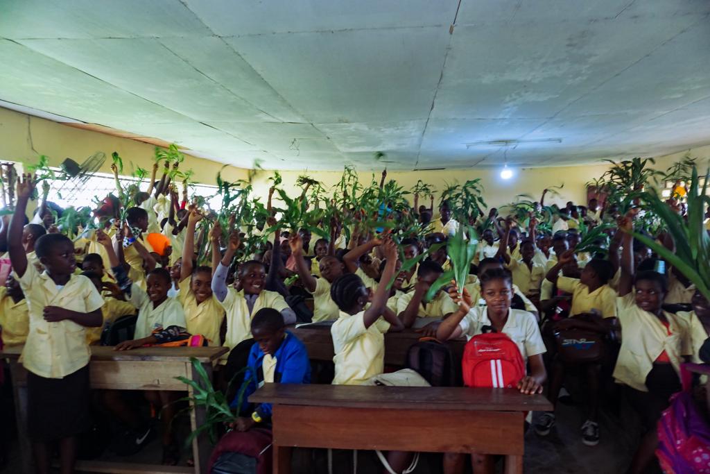 StageLife237's tweet photo. We celebrated the #InternationalDayOfPeace 2022 with students of the Tiko Islamic School.
Through our artistic and cultural demonstration, we were able to pass across a message of love, equality and how young people can be part of the change process.

#arts #artivism #advocacy https://t.co/nv3TR6Ylxd