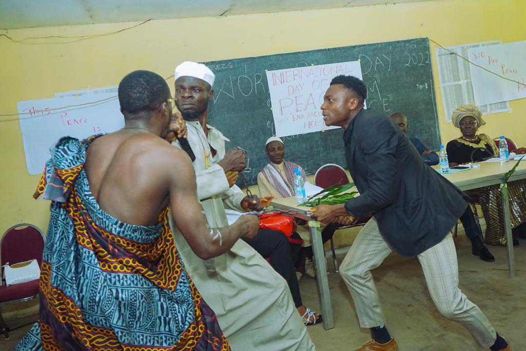 StageLife237's tweet photo. We celebrated the #InternationalDayOfPeace 2022 with students of the Tiko Islamic School.
Through our artistic and cultural demonstration, we were able to pass across a message of love, equality and how young people can be part of the change process.

#arts #artivism #advocacy https://t.co/nv3TR6Ylxd