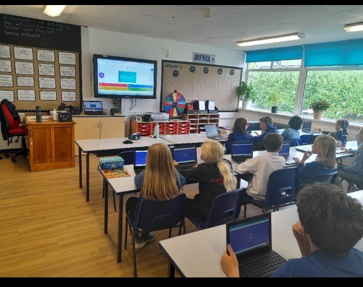 Pennardprimary's tweet photo. Dosbarth Rhossili testing their knowledge of square roots and square numbers with a kahoot quiz #pennnum https://t.co/DoTP5NqukF