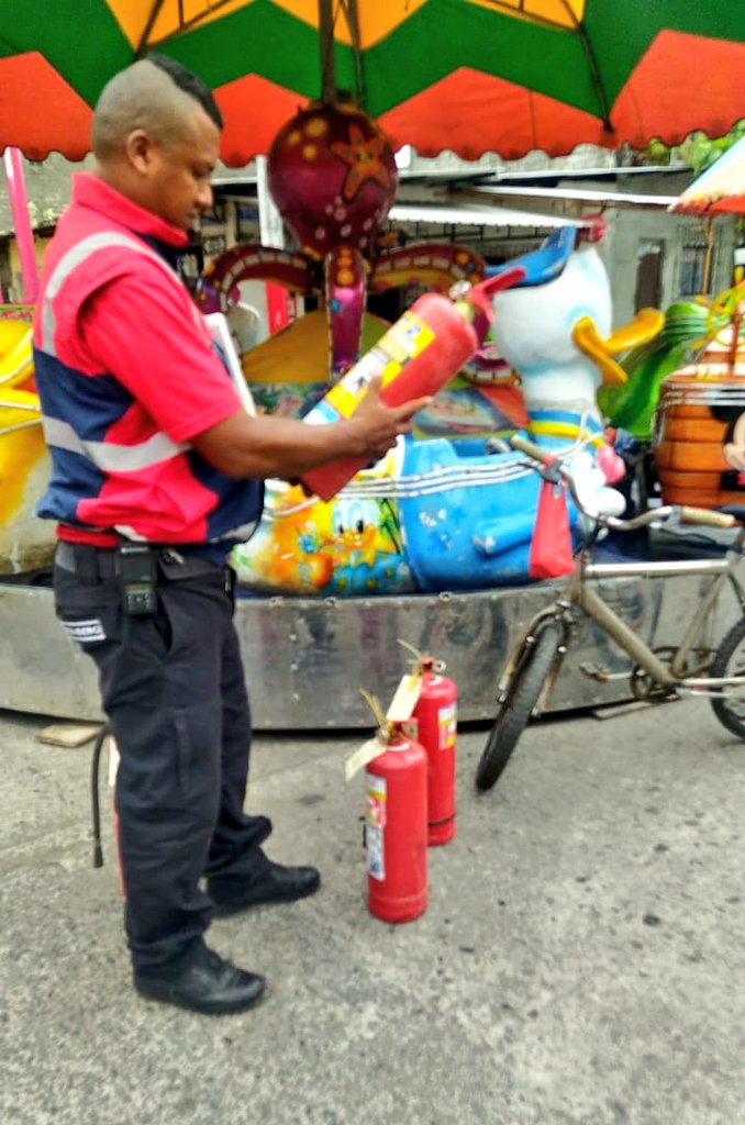 cbomberosbhyo's tweet photo. 📍#Babahoyo
📌👨🏿🚒🎠 Personal del #CBMB realizó inspecciones técnicas a los juegos mecánicos que están instalados en la ciudad, por celebración de las Fiestas Patronales de la Virgen de #LaMerced.
⬇️ https://t.co/wiQNV7ENYT