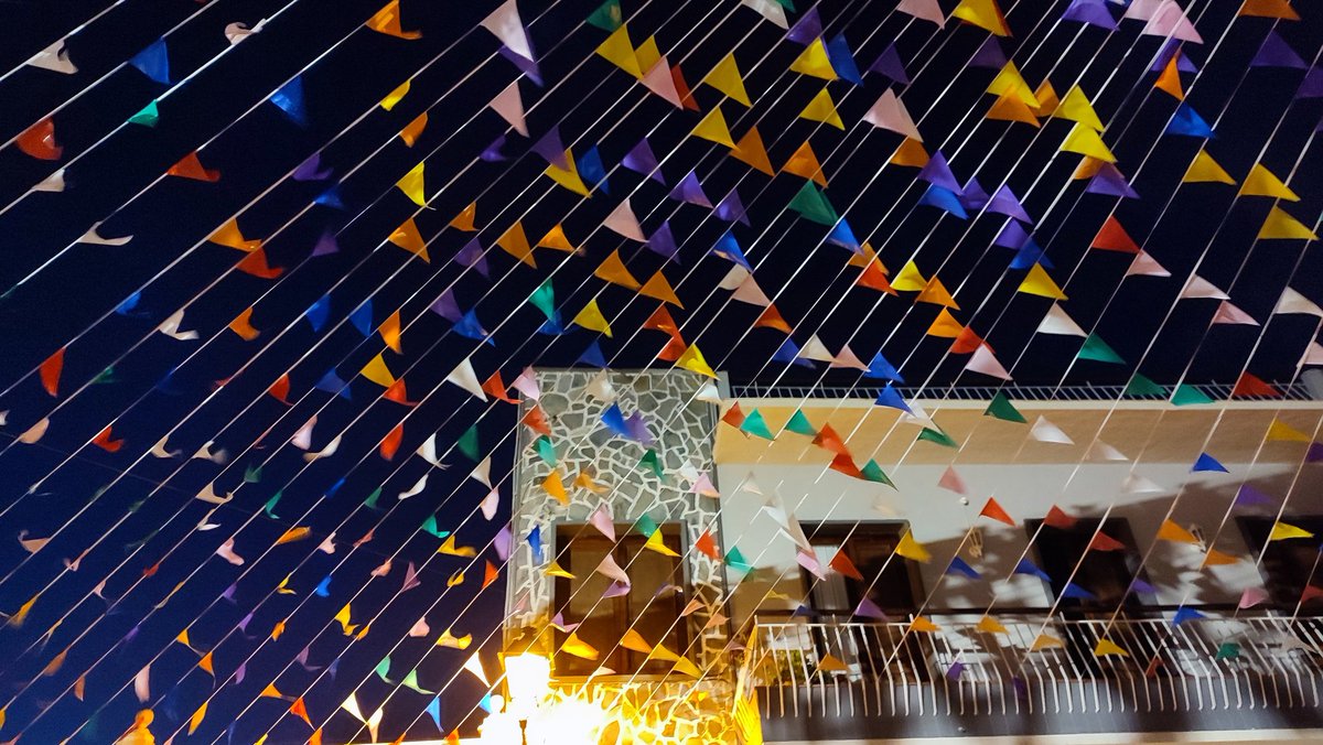 salzschnacker's tweet photo. Fiesta in #CruzSanta Tag 2. Mein kleine Große tanzt Mal wieder mit ihrer Truppe. Bin Mal wieder voll aufgeregt, wahrscheinlich mehr als sie selbst 😂
#Teneriffa #Kanaren https://t.co/XM7VqXDBdb