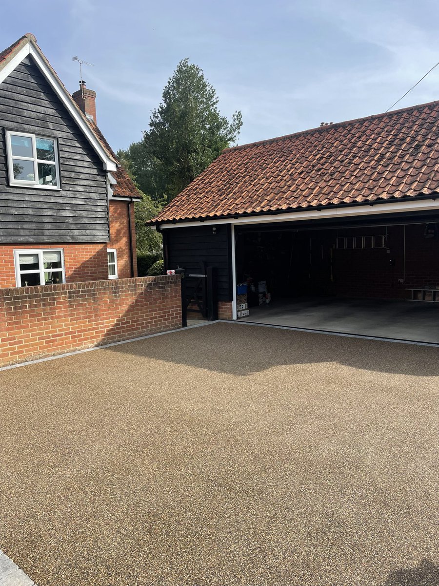 ClearpaveL's tweet photo. New driveway installation complete by the team this week, out with the old and in with the new! Tired block paving replaced with @SureSetUK 6mm Bronze. Plant supplied by @Tbs_hire https://t.co/BumvRmGHhh