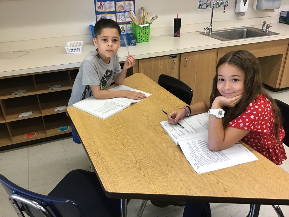 debbie_eckstein's tweet photo. Eckstein/Weaver Ss working hard during our ELA block!
@PGE_Stars #pgestarstudents https://t.co/ekvjowHMdz