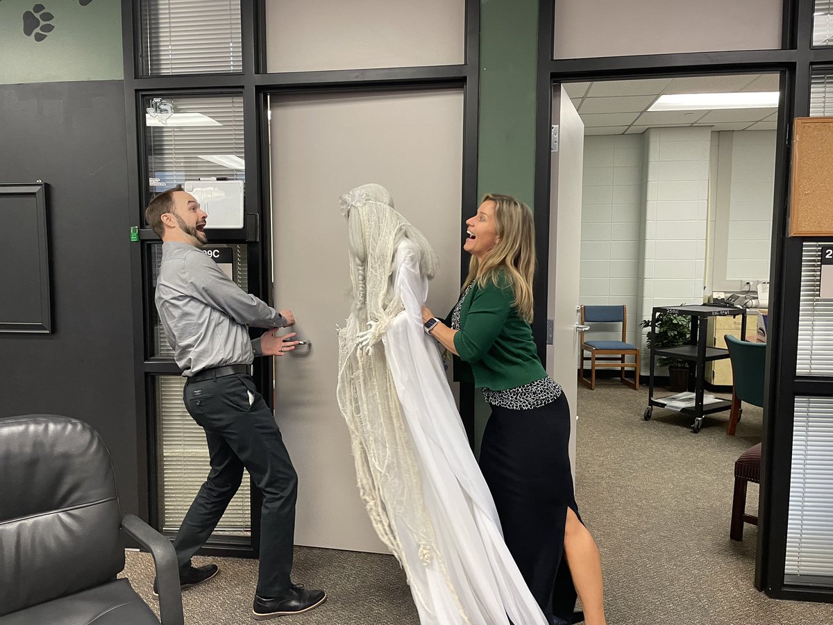 KPARK instructional coaches had a blast 💥 acting out zombie scenarios for AP Psychology. Students did AMAZING 🤩 showing us their knowledge on parts of the brain 🧠!!!
<a href="/HumbleISD_KPHS/">Kingwood Park HS</a> @msromero1819 <a href="/CobiVicknair/">Cobi Vicknair</a> <a href="/KPHS_SSandCTE/">KPHS Social Studies and CTE</a>