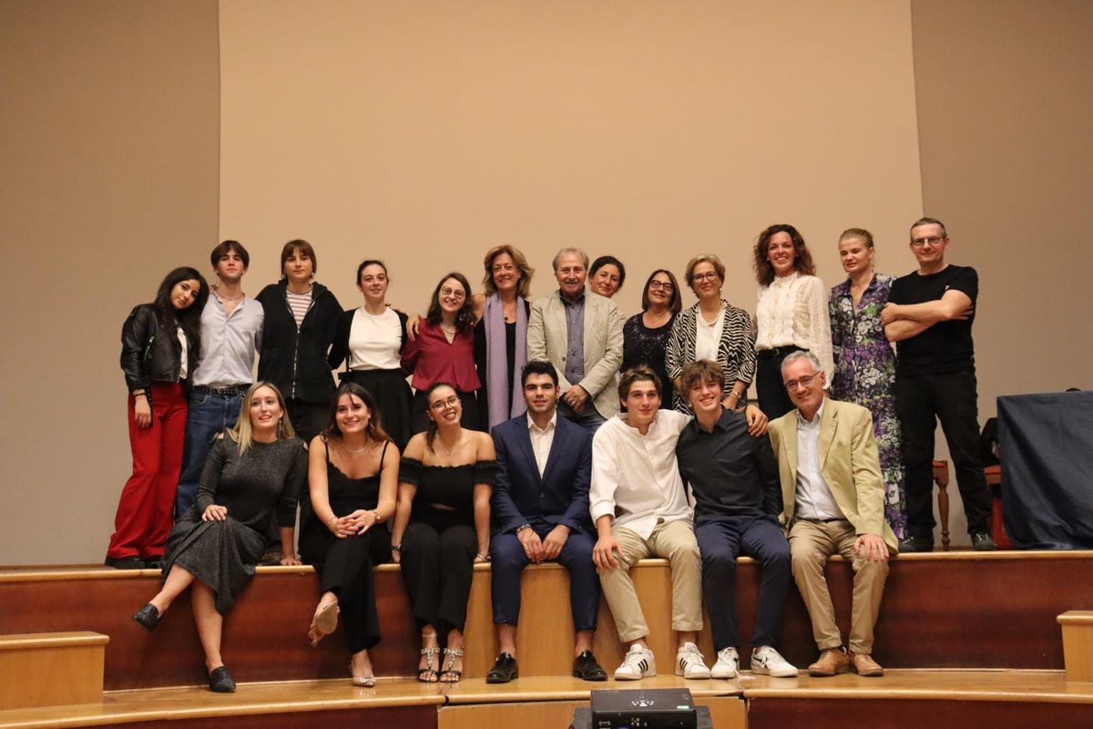 Mascarin_2014's tweet photo. Martedì 20 Settembre si è svolta, presso la Sala Verdi del Teatro della Fortuna di #Fano, la serata di premiazione della 13a edizione #LaParolaInnamorata, concorso letterario promosso dal #LiceoNolfi. Una serata speciale fatta di parole, pensieri, immagini e persone speciali. https://t.co/2Y1yKdQ0C1