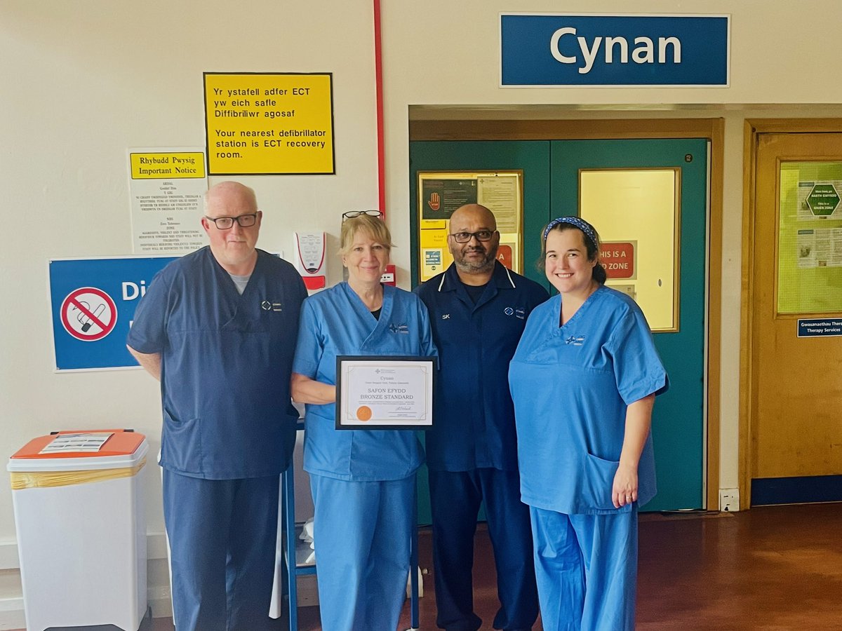 Well done Cynan Ward in Hergest Unit for receiving your Bronze Ward Accreditation Award 👏🏻👏🏻 Keep up the great work #TeamWork <a href="/Tomiregan/">Tom Regan</a> <a href="/patrickajr1/">Patrick Roberts</a> ⭐️