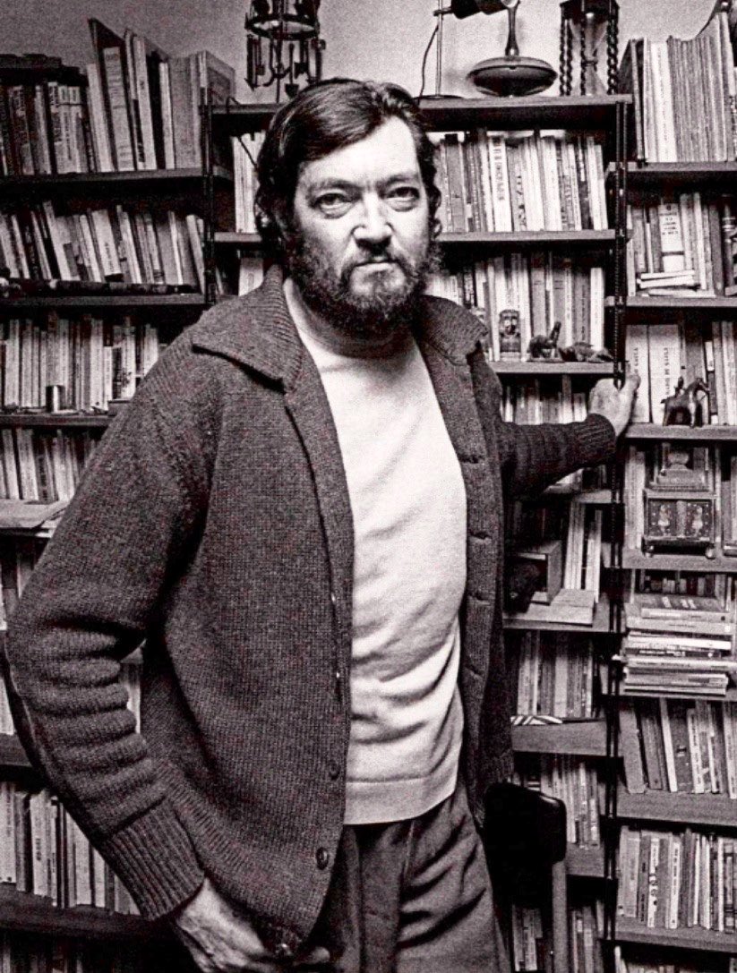 «Los libros van siendo el único lugar de la casa donde todavía se puede estar tranquilo».

#JulioCortázar ✍️