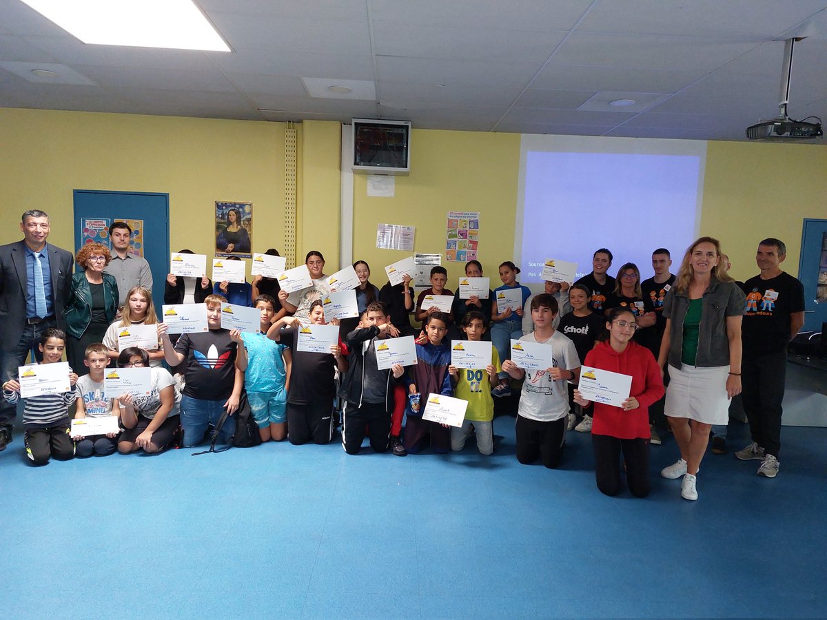 KaciDiha's tweet photo. 2e édition de #supercodeurs organisée ce jour à Paul GAUTHIER. Merci aux coachs @Orange et @FACE_Vaucluse. Des ateliers pour #parcoursavenir et sensibiliser à coder/décoder, essentiel aux métiers du numérique pour les élèves.Bel enthousiasme des enfants. @dsden84 @AcAixMarseille https://t.co/o0jMDfffSk