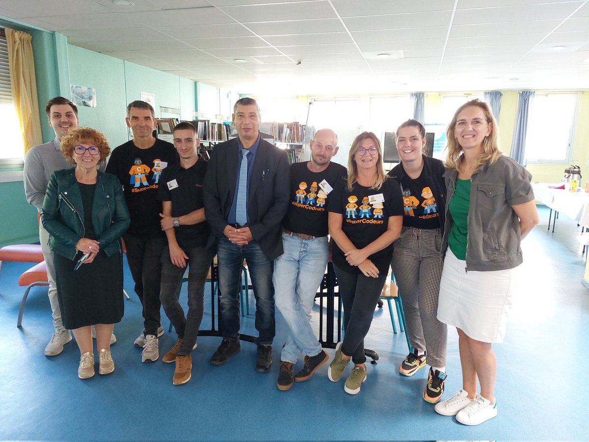 KaciDiha's tweet photo. 2e édition de #supercodeurs organisée ce jour à Paul GAUTHIER. Merci aux coachs @Orange et @FACE_Vaucluse. Des ateliers pour #parcoursavenir et sensibiliser à coder/décoder, essentiel aux métiers du numérique pour les élèves.Bel enthousiasme des enfants. @dsden84 @AcAixMarseille https://t.co/o0jMDfffSk