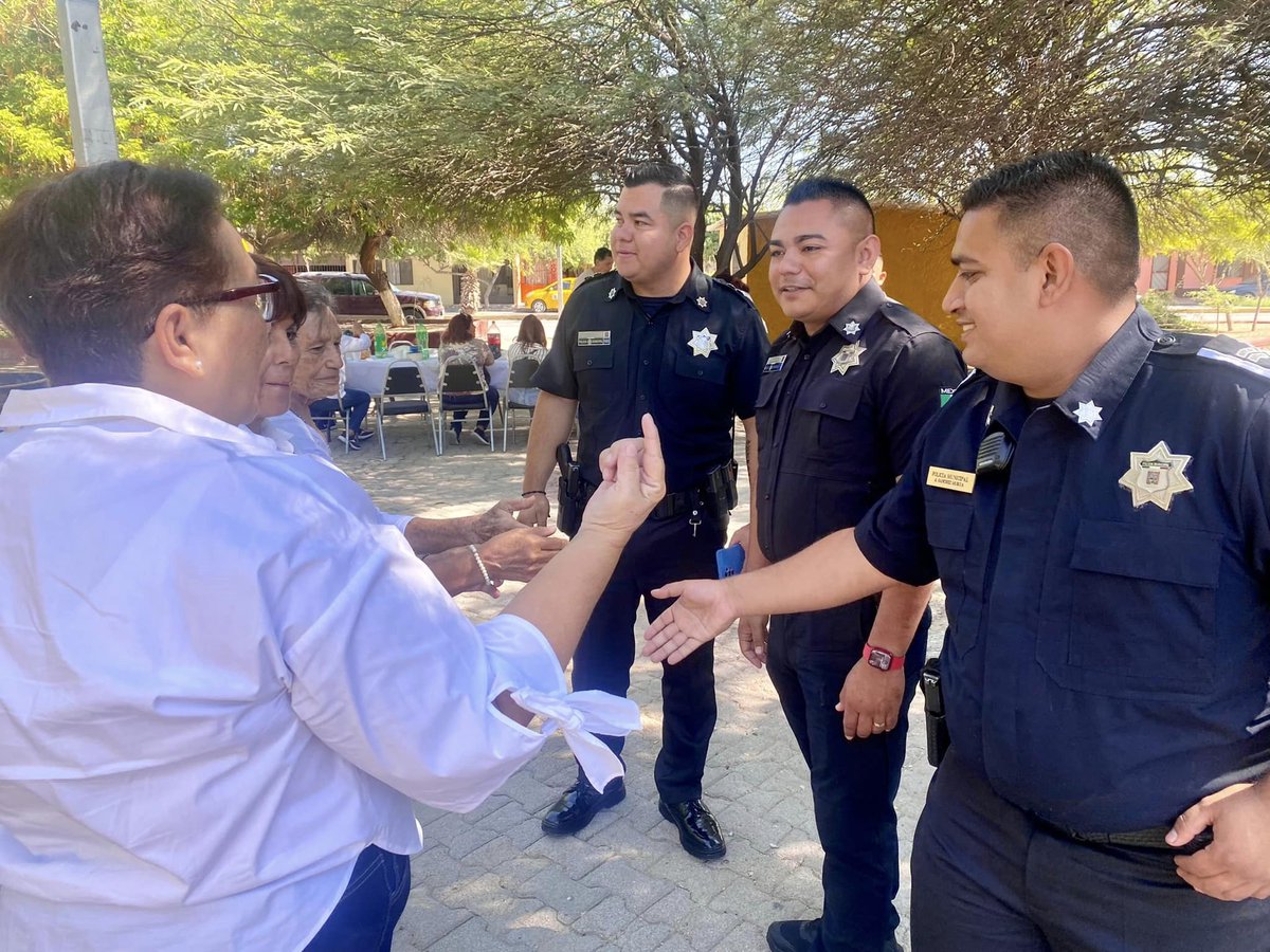 DSPMTorreon's tweet image. 👮🏻‍♀️👏🏻Gracias al Comité Vecinal de la colonia Fuentes del Sur por el desayuno para reconocer a los elementos que vigilan este sector, donde la comunicación es constante para bajar los índices delictivos. También a los cadetes de la Academia, quienes ayudaron en las pasadas lluvias.