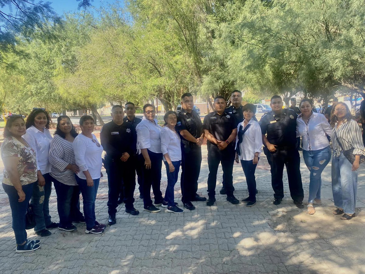 DSPMTorreon's tweet image. 👮🏻‍♀️👏🏻Gracias al Comité Vecinal de la colonia Fuentes del Sur por el desayuno para reconocer a los elementos que vigilan este sector, donde la comunicación es constante para bajar los índices delictivos. También a los cadetes de la Academia, quienes ayudaron en las pasadas lluvias.