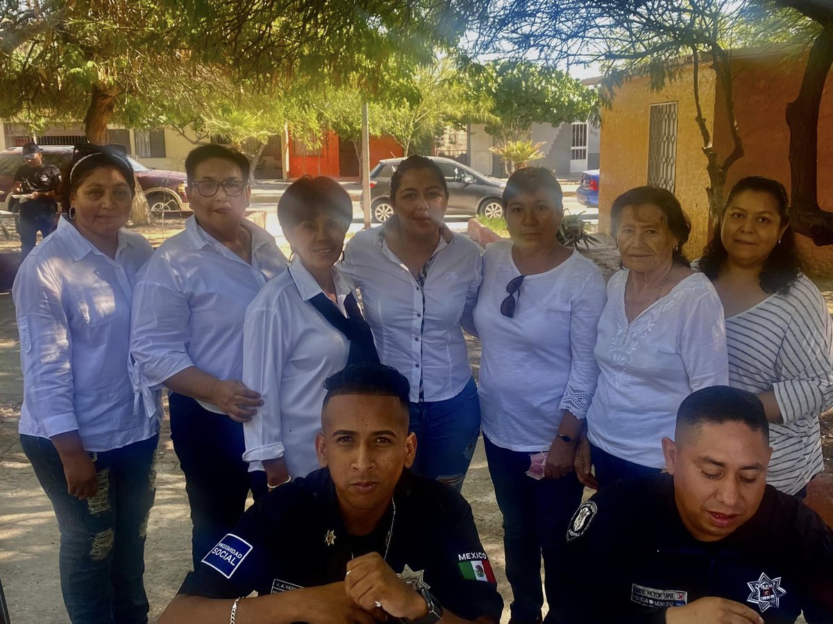 DSPMTorreon's tweet image. 👮🏻‍♀️👏🏻Gracias al Comité Vecinal de la colonia Fuentes del Sur por el desayuno para reconocer a los elementos que vigilan este sector, donde la comunicación es constante para bajar los índices delictivos. También a los cadetes de la Academia, quienes ayudaron en las pasadas lluvias.