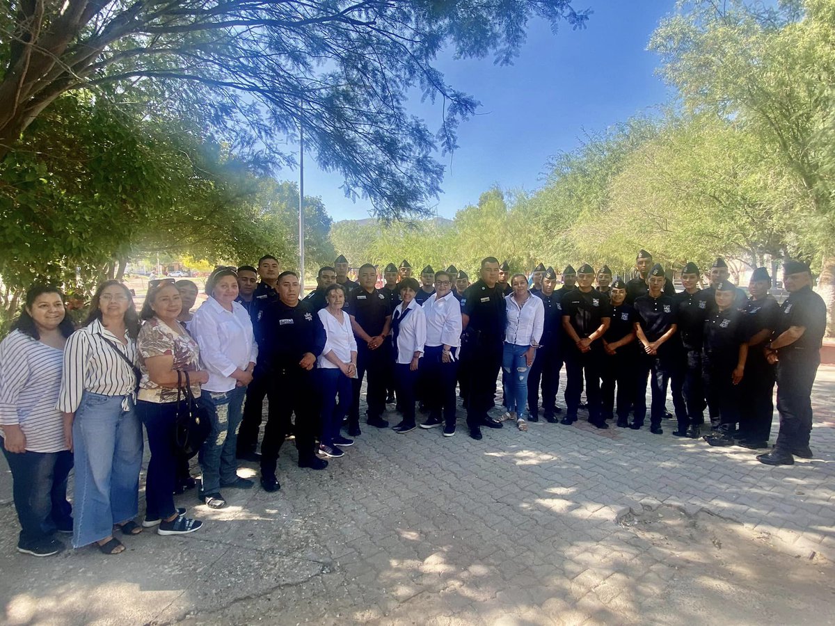 DSPMTorreon's tweet image. 👮🏻‍♀️👏🏻Gracias al Comité Vecinal de la colonia Fuentes del Sur por el desayuno para reconocer a los elementos que vigilan este sector, donde la comunicación es constante para bajar los índices delictivos. También a los cadetes de la Academia, quienes ayudaron en las pasadas lluvias.