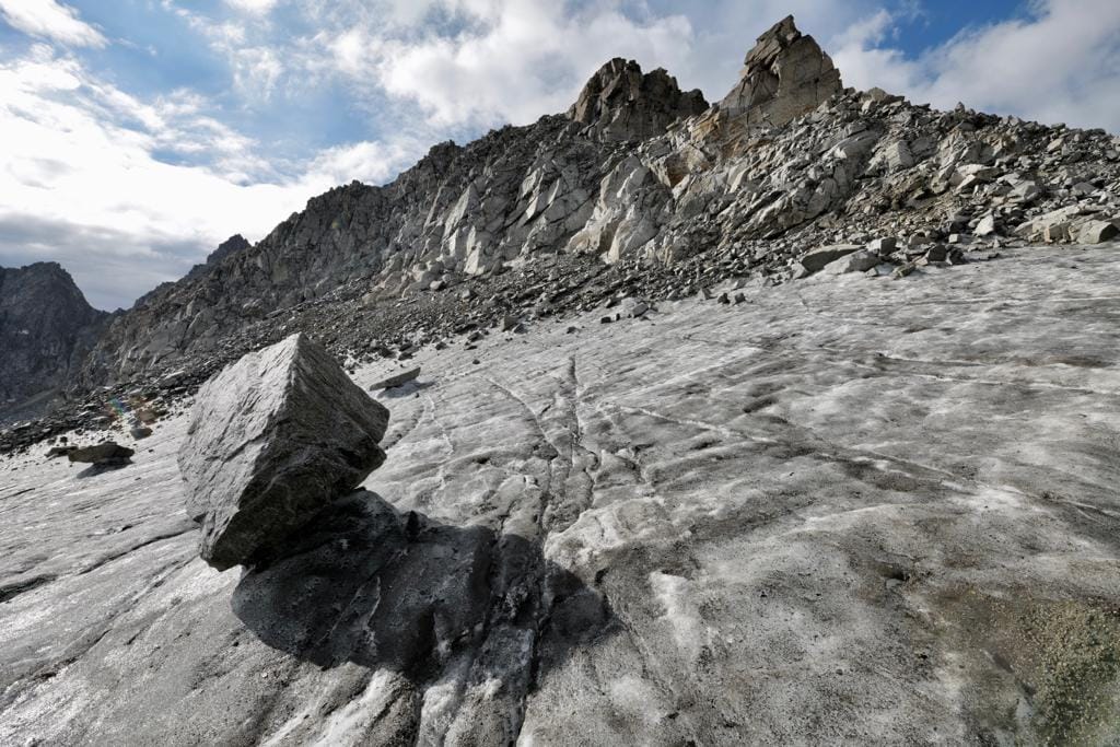 Luca_Mercalli's tweet photo. Impressionante ritiro dei ghiacciai dopo l'estate più calda degli ultimi due secoli: quattro metri di spessore e 30 metri di arretramento frontale sul Ghiacciaio Ciardoney, Gran Paradiso: il peggior dato di sempre!

https://t.co/RYC2weceIr https://t.co/j292eH1Ctn