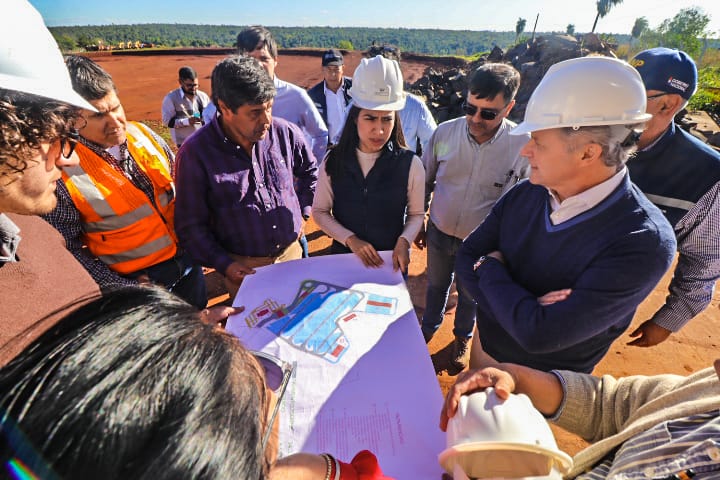 mopcparaguay's tweet photo. El ministro Rodolfo Segovia, junto a representantes de @AgendaCAF, se encuentra recorriendo la zona de obras complementarias del acceso al Puente de la lntegración, correspondiente al #CorredorMetropolitanoDelEste.

#ObrasParaLaGente 🇵🇾 https://t.co/IdevI3KH4h
